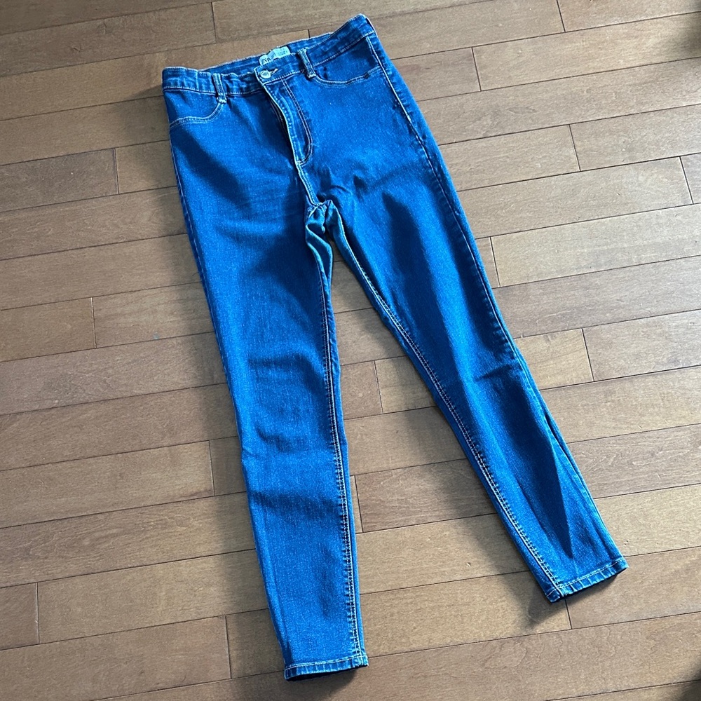 Zara’s Vibrant Blue Skinny Jeans